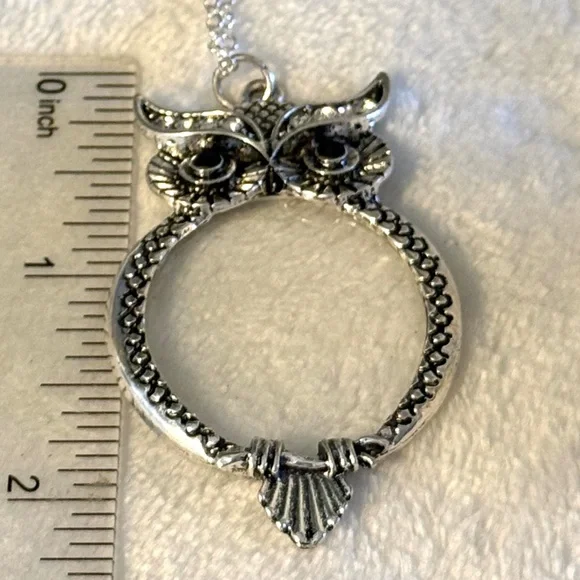 Silvertone Owl Pendant With magnifying glass with chain - Picture 7 of 7